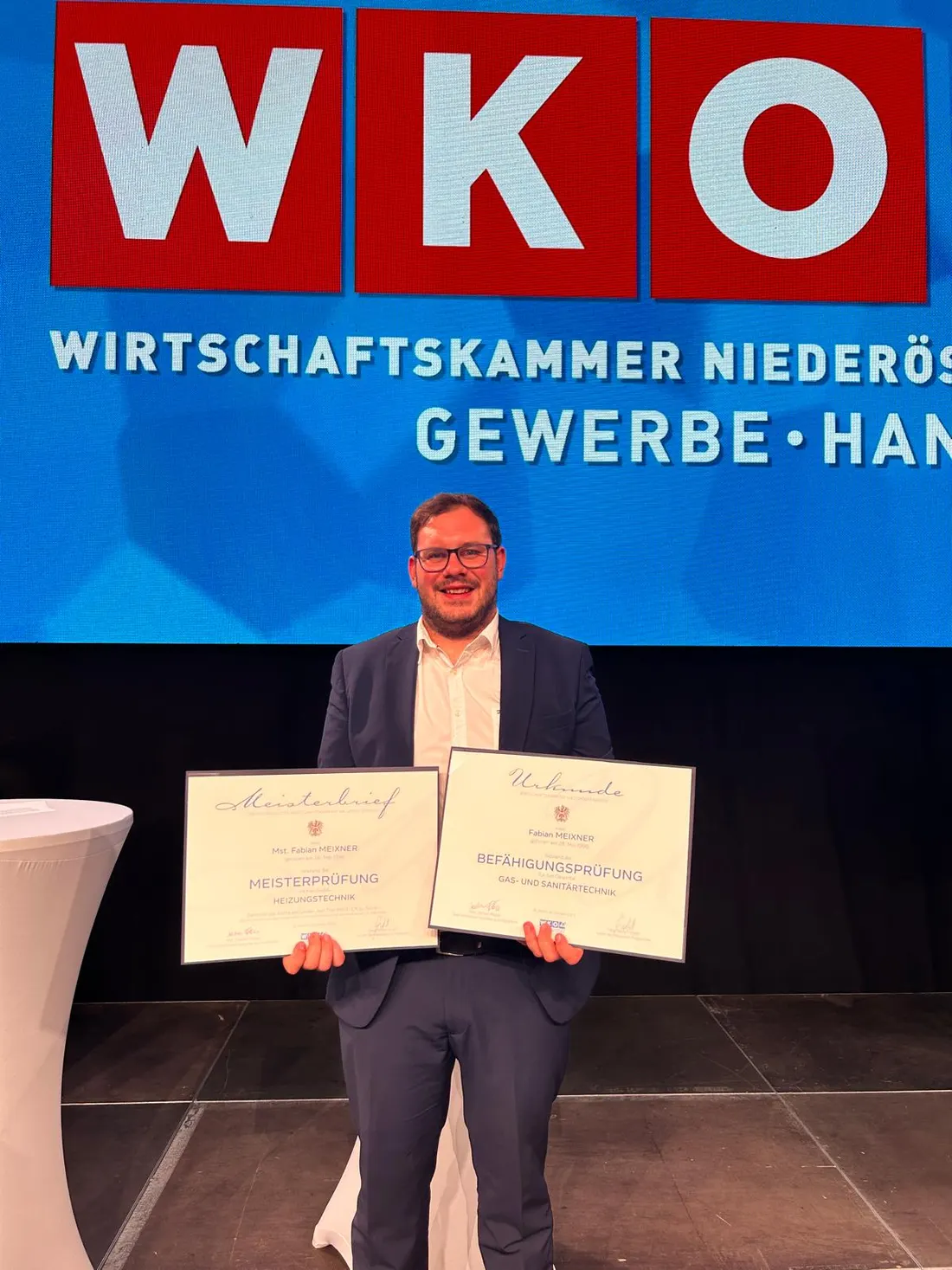 Fabian Meixner mit Meisterbrief der WKO Niederösterreich